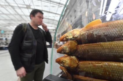 Москва.  Посетитель  на выставке  Moscow Dive Show`Главная выставка водного человека` в Гостином дворе.