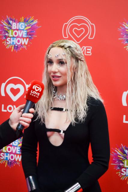 Москва.  Певица MIA BOYKA  перед началом Big Love Show 2023 на ВТБ Арене.