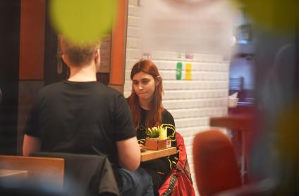Москва. Влюбленная пара в кафе в День святого Валентина.