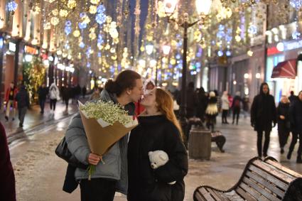 Москва. Молодые люди в День всех влюбленных на Никольской улице.