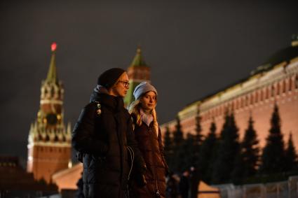 Москва. Молодые люди в День всех влюбленных на Красной площади.