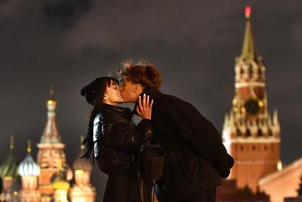 Москва. Молодые люди в День всех влюбленных на Красной площади.