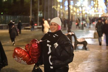 Москва. Девушка с воздушными шарами в День всех влюбленных на одной из улиц города.