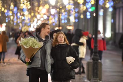 Москва. Молодые люди в День всех влюбленных на Никольской улице.