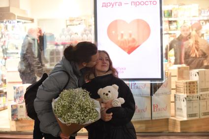 Москва. Молодые люди в День всех влюбленных