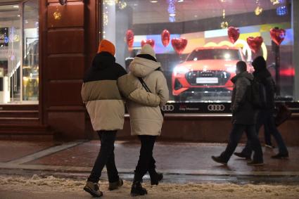 Москва. Молодые люди в День всех влюбленных.