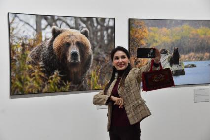 Москва. Посетительница на X Общероссийском фестивале природы `Первозданная Россия` в Новой Третьяковке.