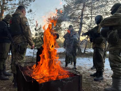 Харьковская область. Бойцы артиллерийского дивизиона 2 армейского корпуса греются у огня.