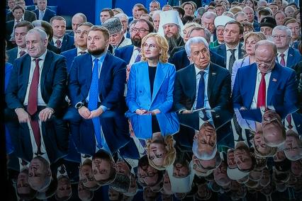 Санкт-Петербург. Трансляция ежегодного послания президента РФ Владимира Путина к Федеральному собранию на экране ноутбука.