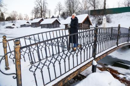 Ярославская область, с. Вятское. Корреспондент `Комсомольской правды` Елена Кривякина у музейного комплекса `Русские бани` на территории историко-культурного комплекса `Вятское`.