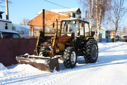 Ярославская область, с. Вятское. Трактор на одной из улиц.