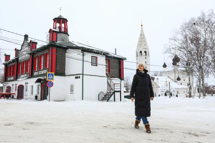 Ярославская область, с. Вятское. Корреспондент `Комсомольской правды` Елена Кривякина около здания бывшего депо Вятской вольной пожарной дружины.