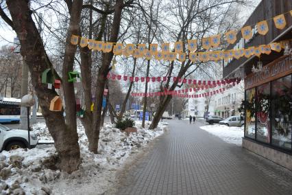 Москва. Деревья украшены флажками и скворечниками.