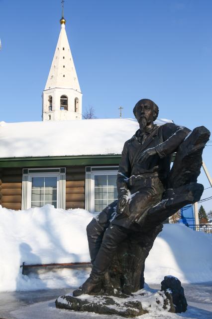 Ярославская область, с. Вятское. Памятник поэту Николаю Некрасову.