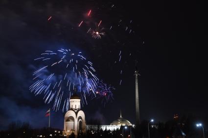 Москва. Праздничный салют в честь Дня защитника Отечества на Поклонной горе.