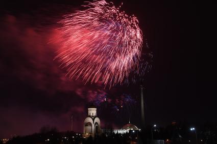 Москва. Праздничный салют в честь Дня защитника Отечества на Поклонной горе.