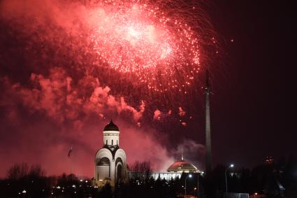 Москва. Праздничный салют в честь Дня защитника Отечества на Поклонной горе.