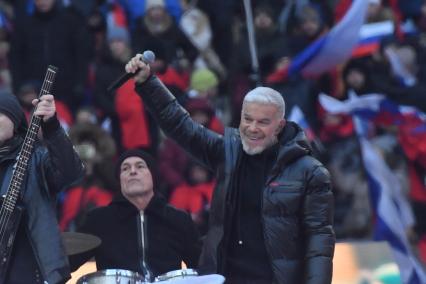 Москва. Певец Олег Газманов (справа) во время выступления на митинге-концерте`Слава защитникам Отечества` в Лужниках, посвященном участникам специальной военной операции и празднованию Дня защитника Отечества.