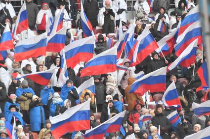 Москва.   Зрители на митинге-концерте `Слава защитникам Отечества` в Лужниках, посвященном участникам специальной военной операции и празднованию Дня защитника Отечества.