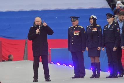 Москва. Президент РФ Владимир Путин (в центре) в Лужниках во время выступления на митинге-концерте `Слава защитникам Отечества`, посвященном участникам специальной военной операции и празднованию Дня защитника Отечества.