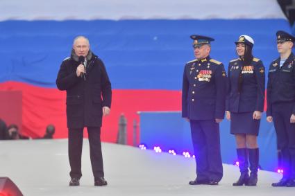 Москва.  Президент РФ Владимир Путин (в центре) в Лужниках во время выступления на митинге-концерте `Слава защитникам Отечества`, посвященном участникам специальной военной операции и празднованию Дня защитника Отечества.