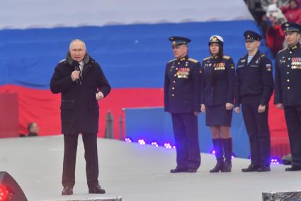 Москва.  Президент РФ Владимир Путин (в центре) в Лужниках во время выступления на митинге-концерте `Слава защитникам Отечества`, посвященном участникам специальной военной операции и празднованию Дня защитника Отечества.