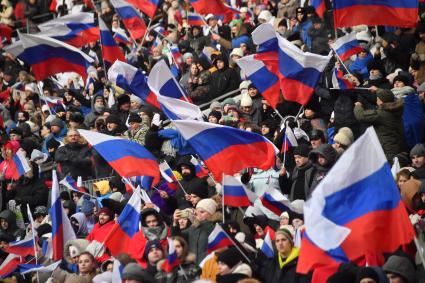 Москва.   Зрители на митинге-концерте `Слава защитникам Отечества` в Лужниках, посвященном участникам специальной военной операции и празднованию Дня защитника Отечества.