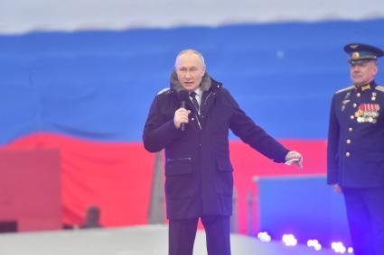 Москва. Президент РФ Владимир Путин (в центре) в Лужниках во время выступления на митинге-концерте `Слава защитникам Отечества`, посвященном участникам специальной военной операции и празднованию Дня защитника Отечества.