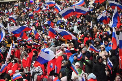 Москва.   Зрители на митинге-концерте `Слава защитникам Отечества` в Лужниках, посвященном участникам специальной военной операции и празднованию Дня защитника Отечества.