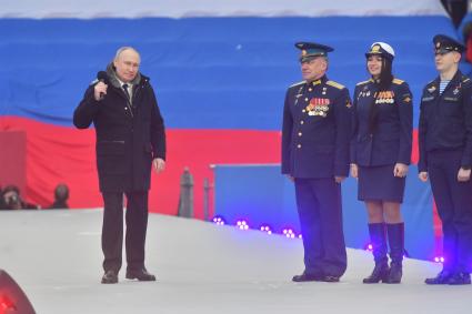 Москва.  Президент РФ Владимир Путин (в центре) в Лужниках во время выступления на митинге-концерте `Слава защитникам Отечества`, посвященном участникам специальной военной операции и празднованию Дня защитника Отечества.