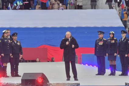 Москва. Президент РФ Владимир Путин (в центре) в Лужниках во время выступления на митинге-концерте `Слава защитникам Отечества`, посвященном участникам специальной военной операции и празднованию Дня защитника Отечества.