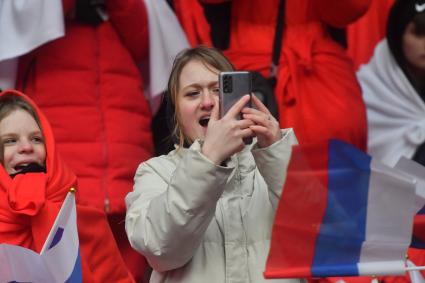 Москва. Зрители  во время митинг-концерта `Слава защитникам Отечества` в Лужниках, посвященного участникам спецоперации и празднованию Дня защитника Отечества.