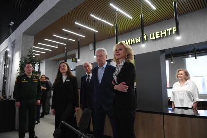 Москва.  Мэр Москвы Сергей Собянин (в центре) и вице-премьер РФ Татьяна Голикова в Едином центре поддержки участников СВО и их семей.