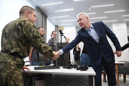 Москва.  Мэр Москвы Сергей Собянин   в Едином центре поддержки участников СВО и их семей.