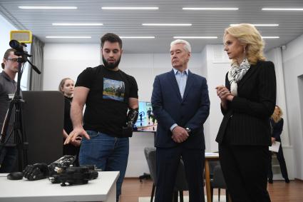Москва. Мэр Москвы Сергей Собянин (в центре) и вице-премьер РФ Татьяна Голикова в Едином центре поддержки участников СВО и их семей.
