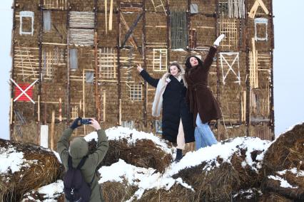 Калужская область, Никола-Ленивец. Посетители  фотографируются  на праздновании Масленицы в арт-парке Никола-Ленивец.