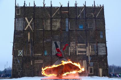Калужская область, Никола-Ленивец. Огненный перформанс перед сожжением `Четвертой стены` на праздновании Масленицы в арт-парке Никола-Ленивец.