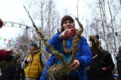 Калужская область, Никола-Ленивец. Посетители  на праздновании Масленицы в арт-парке Никола-Ленивец.