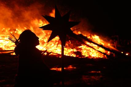 Калужская область, Никола-Ленивец.  Сожжение арт-объекта `Четвертая стена`на праздновании Масленицы в арт-парке Никола-Ленивец.