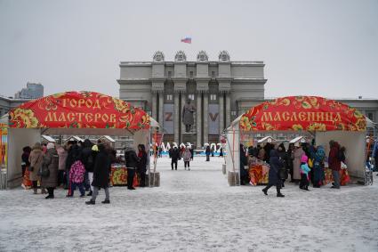 Самара. Посетители во время празднования Масленицы.