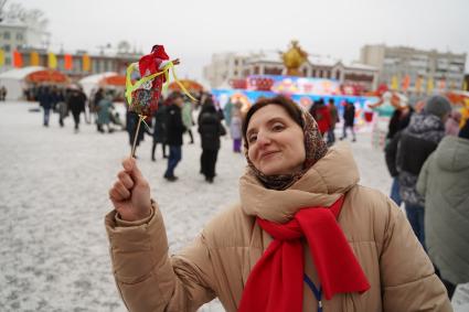 Самара. Женщина во время празднования Масленицы.