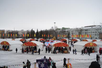 Самара. Посетители во время празднования Масленицы.