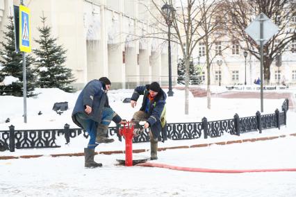 Ярославль. Сотрудники коммунальной службы на одной из улиц города.