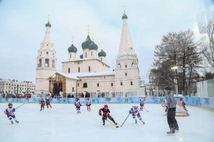 Ярославль. Вид на главный городской каток и церковь Ильи Пророка на Советской площади.