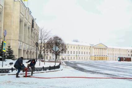 Ярославль. Сотрудники коммунальной службы у здания Ярославской областной думы.