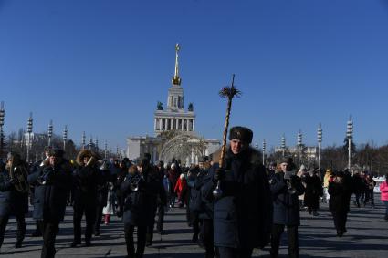 Моска. Участники  парада духовых  оркестров во время  празднования Дня защитника Отечества  на ВДНХ .