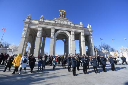 Моска. Участники  парада духовых  оркестров во время  празднования Дня защитника Отечества  на ВДНХ .