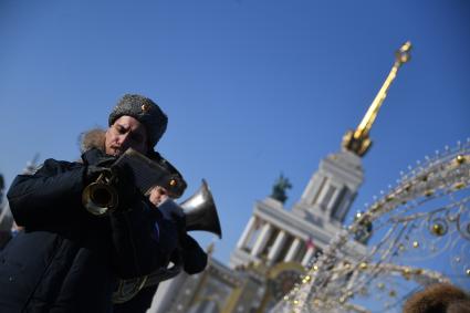 Моска. Участник  парада духовых  оркестров во время  празднования Дня защитника Отечества  на ВДНХ .