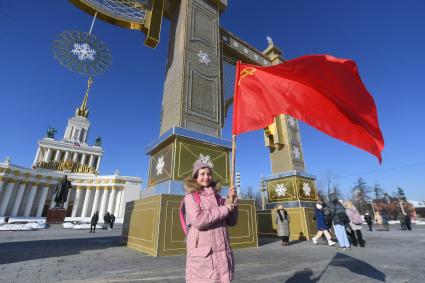 Моска.  Девочка с флагом во время празднования Дня защитника Отечества  на ВДНХ .