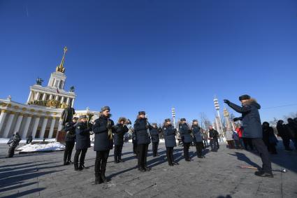 Моска. Участники парада духовых  оркестров во время  празднования Дня защитника Отечества  на ВДНХ .